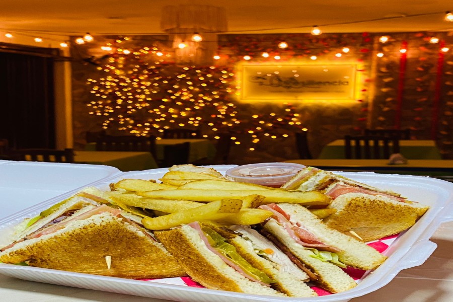 CLUB SANDWICH CON PAPAS FRITAS