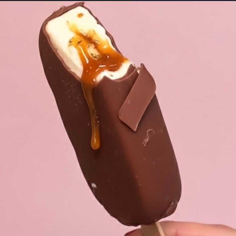 Picolé de pudim sobremesa refrescante e irresistível!! cremoso, sabor de pudim com calda de caramelo. Uma explosão de sabor a cada mordida
