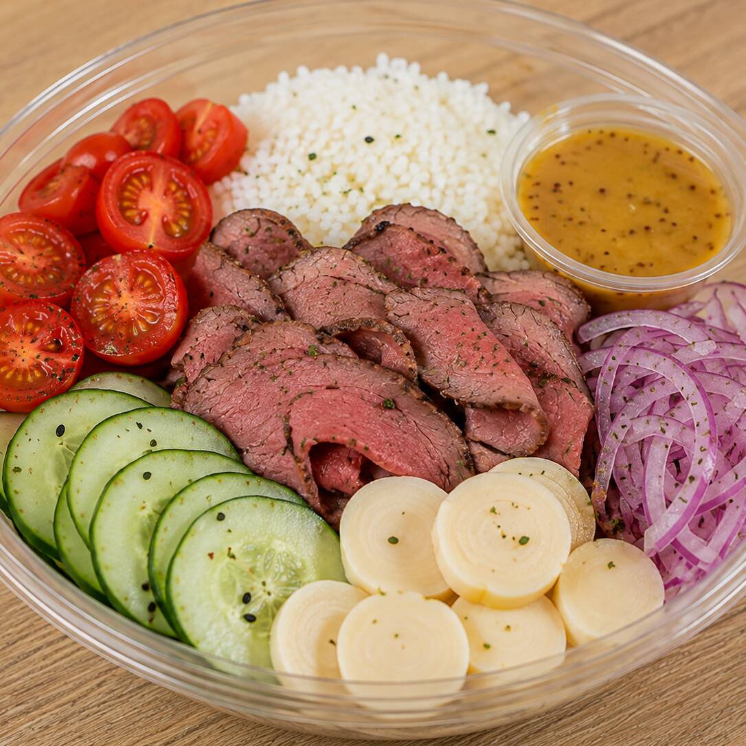 Arroz, rosbife caseiro, palmito em rodelas, tomate cereja, pepino japones, cebola roxa e molho de mostarda e mel (560g com o molho)