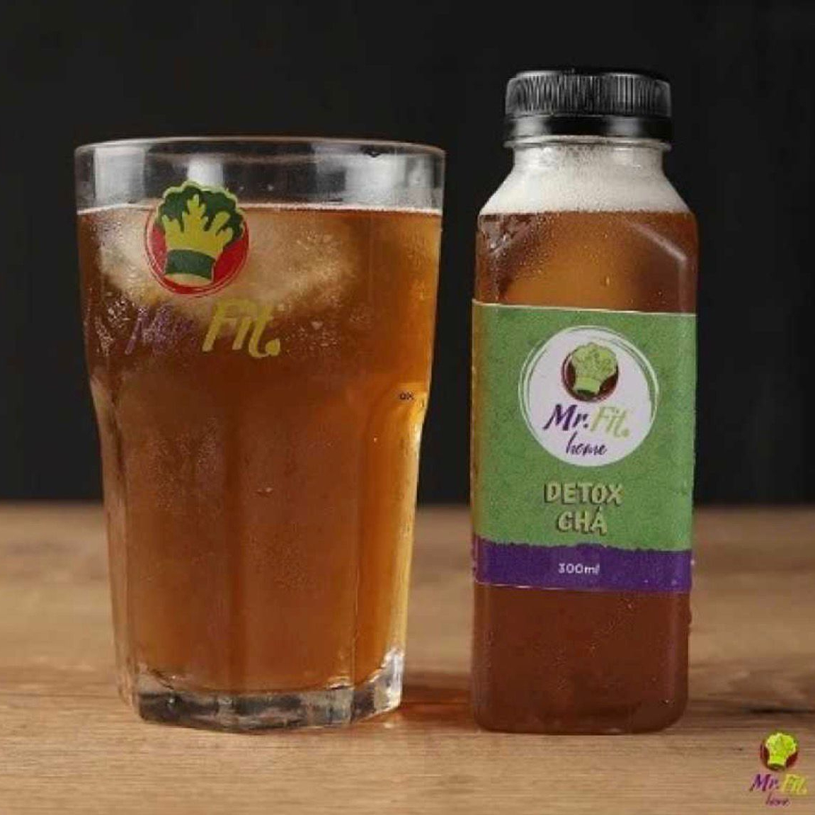 (4 Calorias, 300ml) Desintoxique seu organismo com o Detox Chá, uma mistura de ervas como porangaba, centella asiática e camomila. Esta combinação poderosa ajuda a eliminar toxinas, melhora a digestão e promove o bem-estar geral. Aproveite os benefícios de um corpo limpo e saudável, além do sabor refrescante a cada xícara! Todos os produtos do nosso cardápio são ultracongelados, práticos, prontos para serem aquecidos no micro-ondas, airfryer ou forno convencional, garantindo saúde e sabor na sua rotina. Ingredientes: Porangaba, centella asiática, cavalinha, camomila, cerqueja, capim limão e salsa.