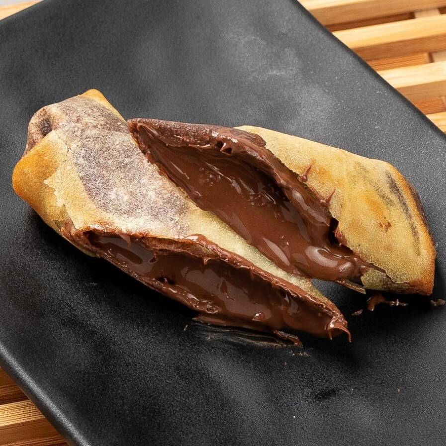 Massa crocante de harumaki recheada com Nutella pura.