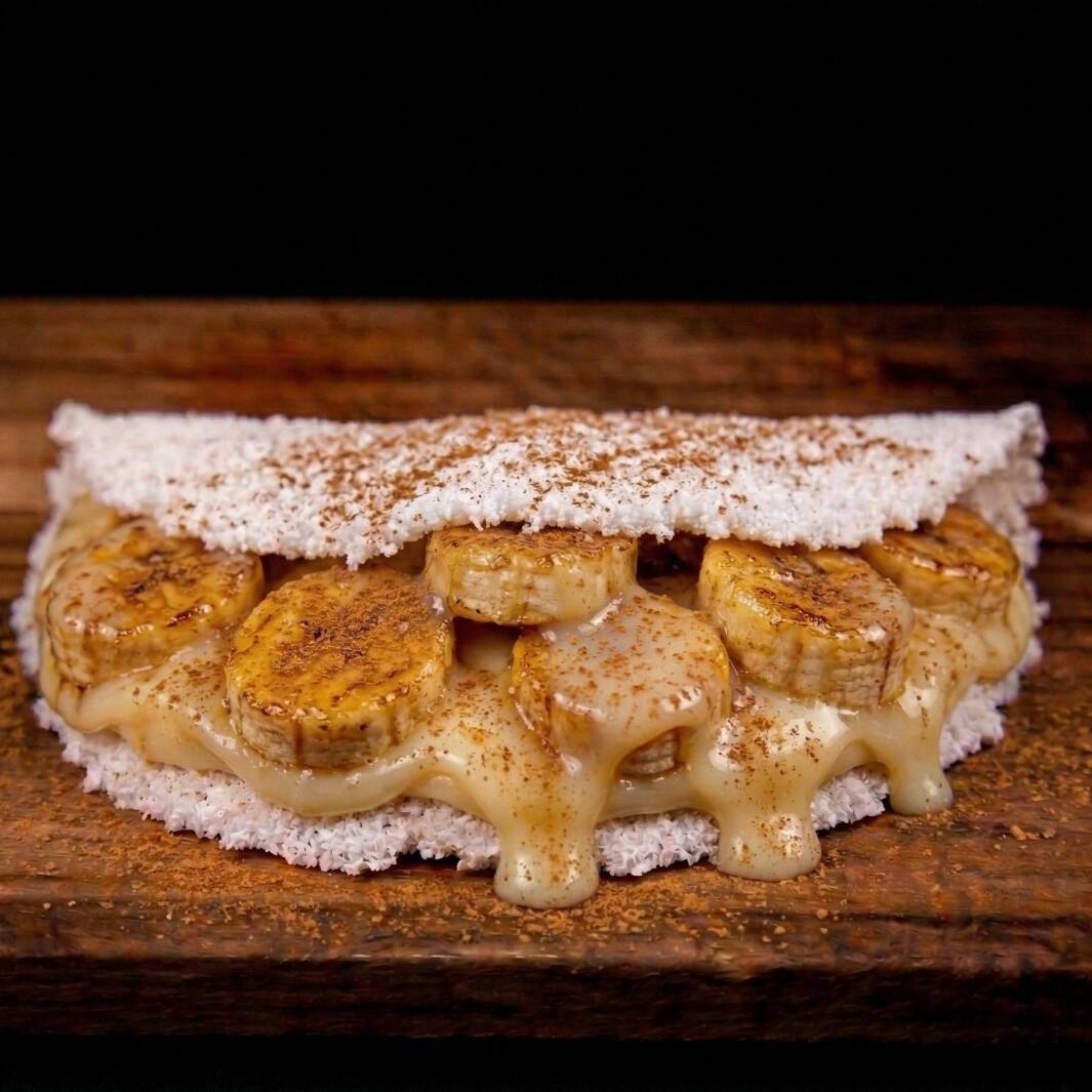 Tapioca recheada com banana e canela.