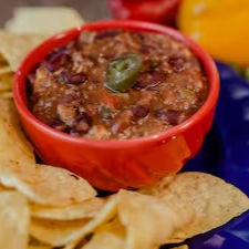 Deliciosa porção grande de Chilli con Carne, preparado com carne bovina cuidadosamente temperada, acompanhada de feijão vermelho suculento, tomates frescos. A pimenta adiciona um sabor marcante e o queijo cheddar, derretido e cremoso, confere a suavidade perfeita ao prato. Para completar, acompanha tortillas chips (Totopos) crocantes, que tornam a experiência ainda mais saborosa. Ideal para compartilhar, serve duas pessoas.