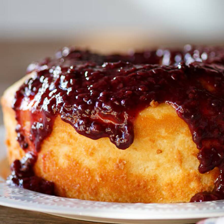 O nosso Bolo de Leite é uma autêntica delícia caseira, inspirada nas receitas tradicionais da vovó. Este bolo evoca memórias de fins de tarde aconchegantes, perfumados com o aroma de café fresco. Sua textura macia e sabor suave harmonizam perfeitamente com geleia de amora, tornando-o a escolha ideal para um lanche da tarde. Este bolo generoso serve 16 fatias.