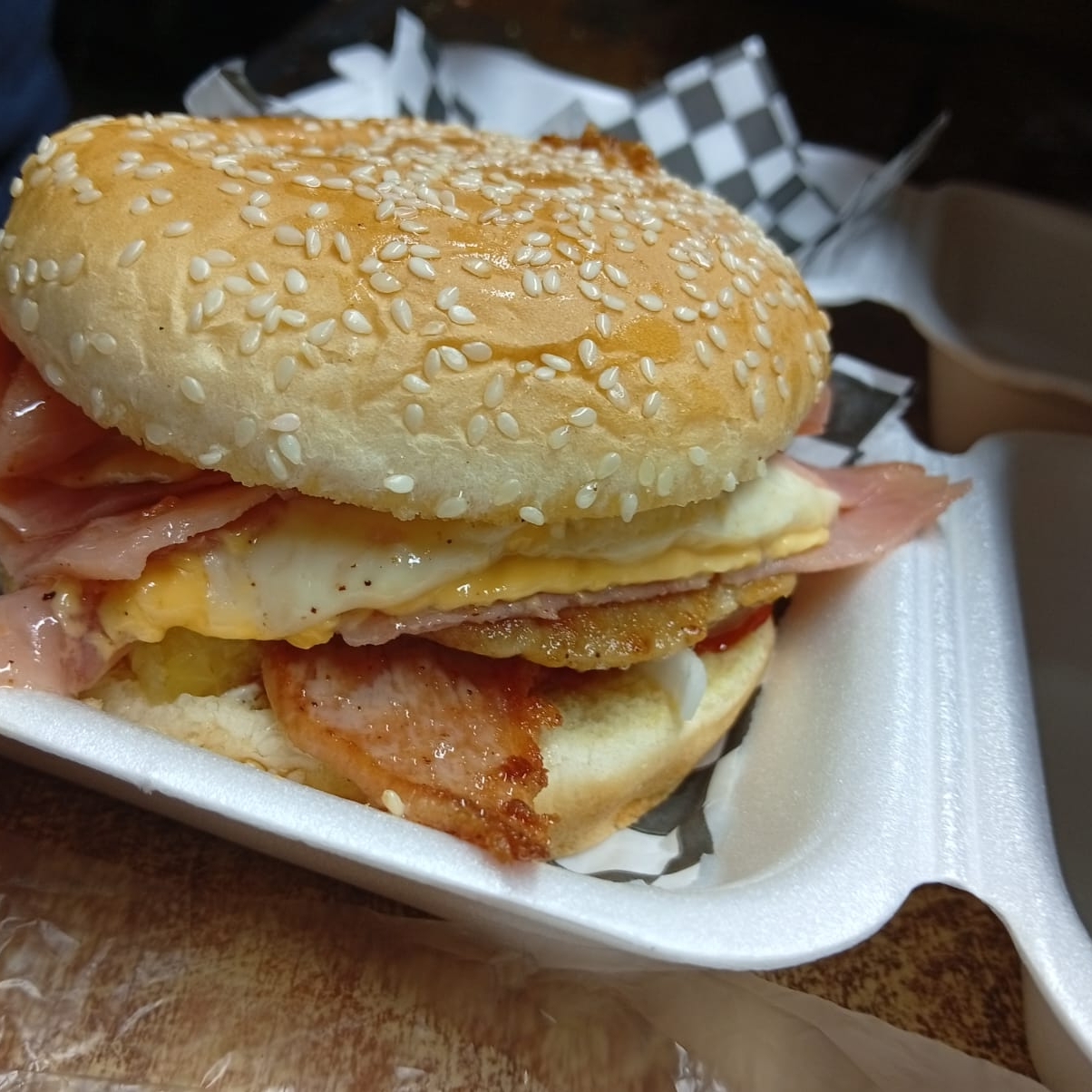 HAMBURGUESA HAWAIANA CON TOCINO