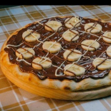 Massa fresquinha, fatias de banana e muito chocolate ao leite. Simples, cremosa e irresistível.