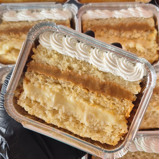 Uma fatia de bolo super fofinha e umida recheada com duas camadas irresistíveis de doce de leite caseiro e coco cremoso