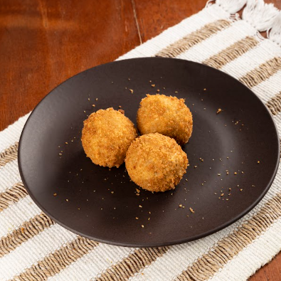 Deliciosas bolinhas de pulled pork (paleta suína estilo americana levemente picante) recheadas com muçarela.