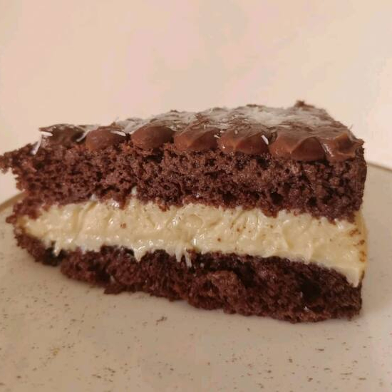 Massa de chocolate macia com recheio cremoso de coco. Combinação perfeita de sabor e textura!