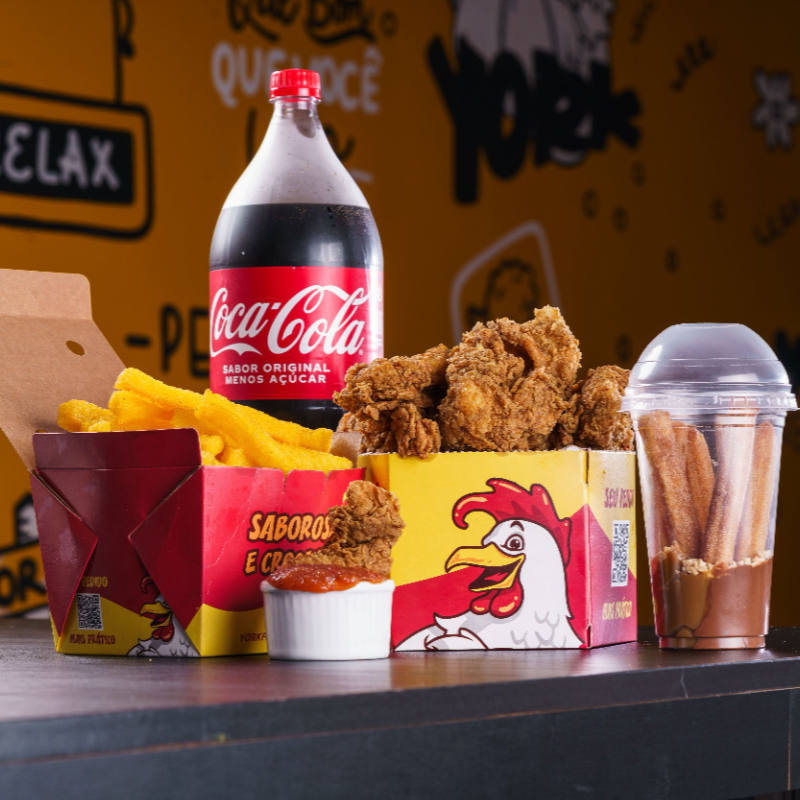 Você leva 1 Balde Box Médio 450g do seu corte preferido + 1 Porção Grande 400g Batata/ou Polenta /ou Mandioca+ 1 Refrigerante 2l Coca-Cola/ou Kuat Guaraná+ 1 Molho Artesanal + 1 Churros Espanhol. Serve 2 a 3 pessoas. Foto ilustrativa.