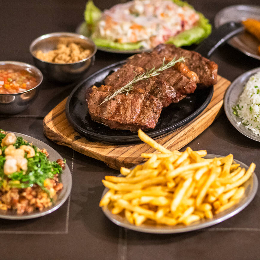 Aproximadamente 600g de picanha argentina selecionada, acompanhada de diversas guarnições