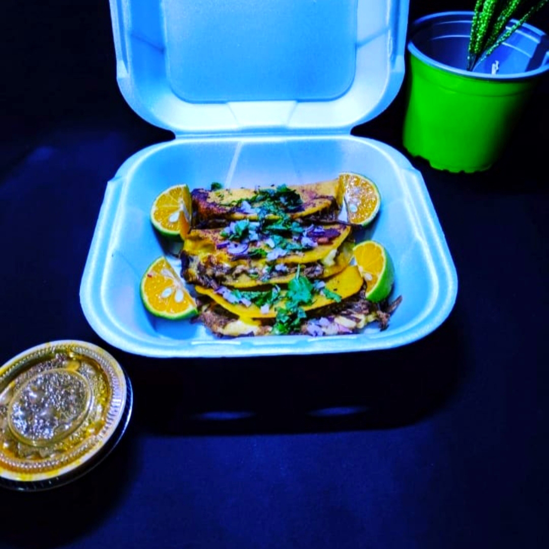 3 Tacos de Birrea + Consomé.