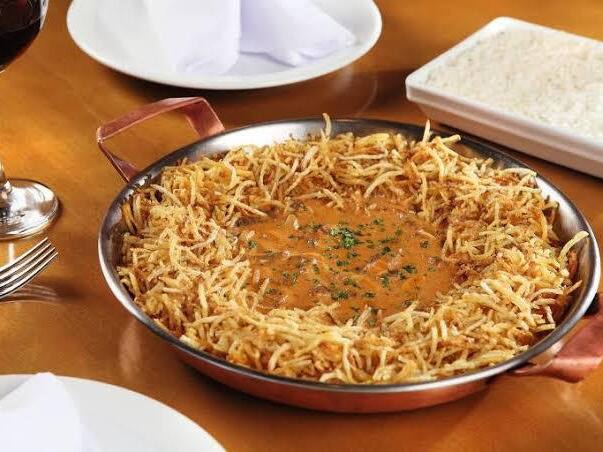 400g de picadinho de filé mignon com molho de strogonoff à base de conhaque, creme de leite ecom cogumelos paris frescos. Salpicado com batata palha e acompanhado de arroz branco.