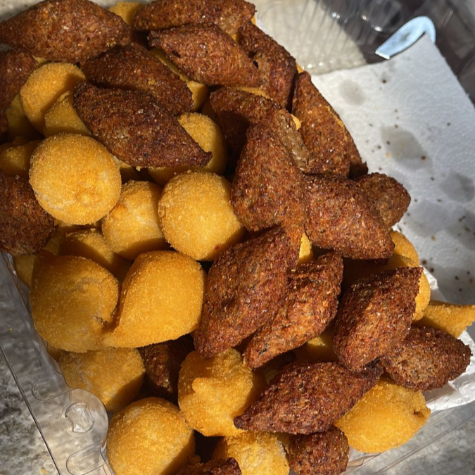 Aqui sao 200 unidades de salgadinhos fritos de sua preferência, com as opções: kibe, coxinha, salsicha, queijo, queijo alho, camarão, carne, carne seca, pizza + 10 churros gratis