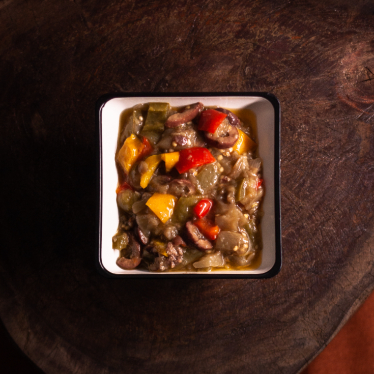 Berinjela grelhada, pimentão vermelho, pimentão amarelo, cebola, azeite e nosso mix de especiarias árabes.