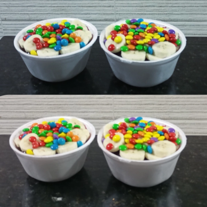 São 4 potes Açaí de 300ml, Monte do seu jeito. Não perca tempo, peça agora mesmo, para curtir com a família e amigos.