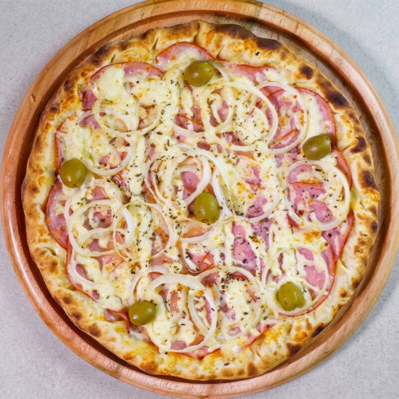 Molho de tomate italiano, muçarela, lombo canadense, catupiry e orégano.