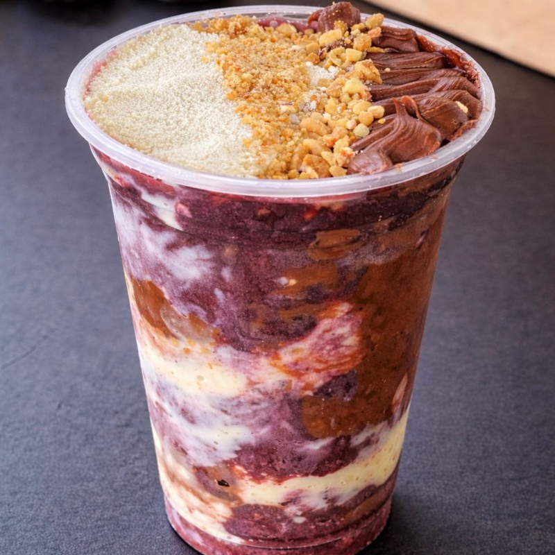 Monte seu açaí do jeito que quiser! Copo de 700ml com açaí cremoso e até 5 acompanhamentos grátis. Escolha seus favoritos e aproveite essa delícia!