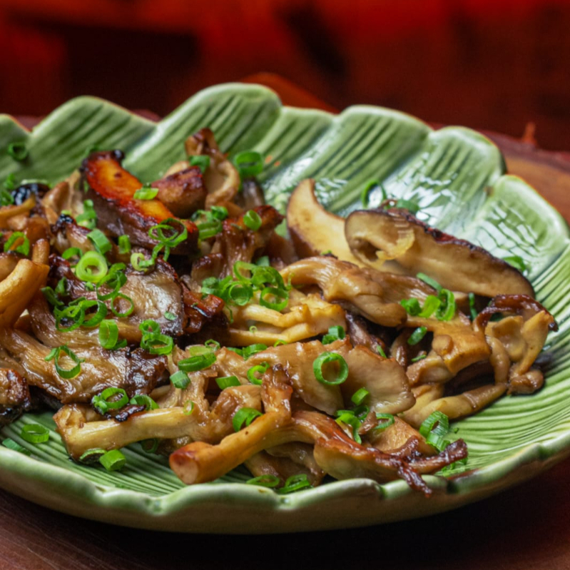 Mix de shitake e shimeji fritos na manteiga com alho poró, hondashi, shoyu e sakê.