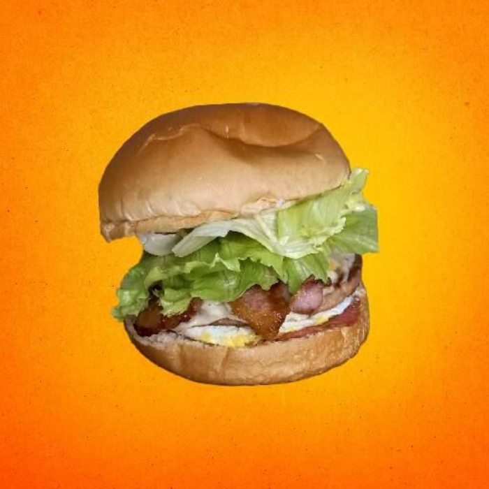 Pão de hambúrguer, hambúrguer, ketchup, mostarda, maionese, batata palha, queijo, cheddar, Catupiry, alface, tomate e bacon.