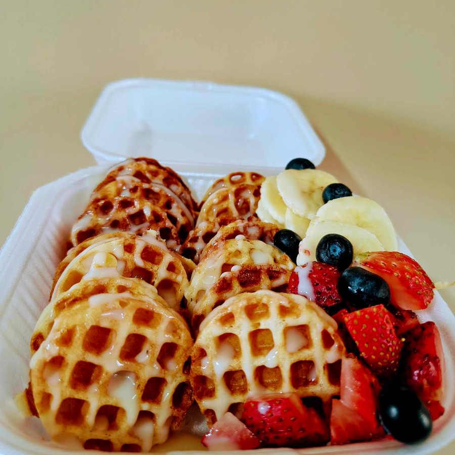Mini Waffles Lechera con Fresa, Plátano y Blueberr