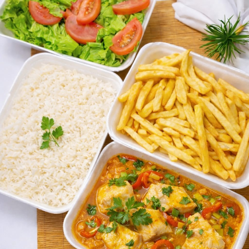 Para matar a fome da familia toda, acompanha uma porção de arroz de 600g, uma porção de batata frita de 500g, uma porção de salada fresca, e uma porção de 800g de moqueca de peixe fresquinha Coca-Cola 2l de cortesia
