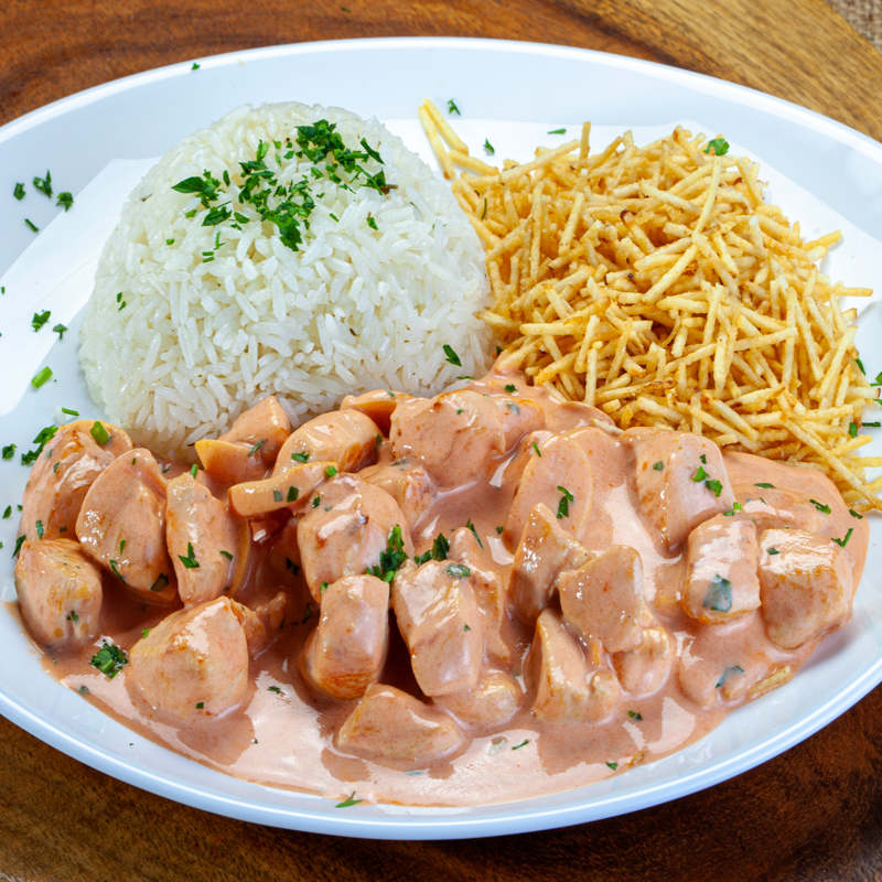 Strogonoff de Frango Cremoso e Suculento, Acompanha Arroz Branco Soltinho e Fritas Crocantes. Um Clássico Que Nunca Decepciona! Peça Agora!