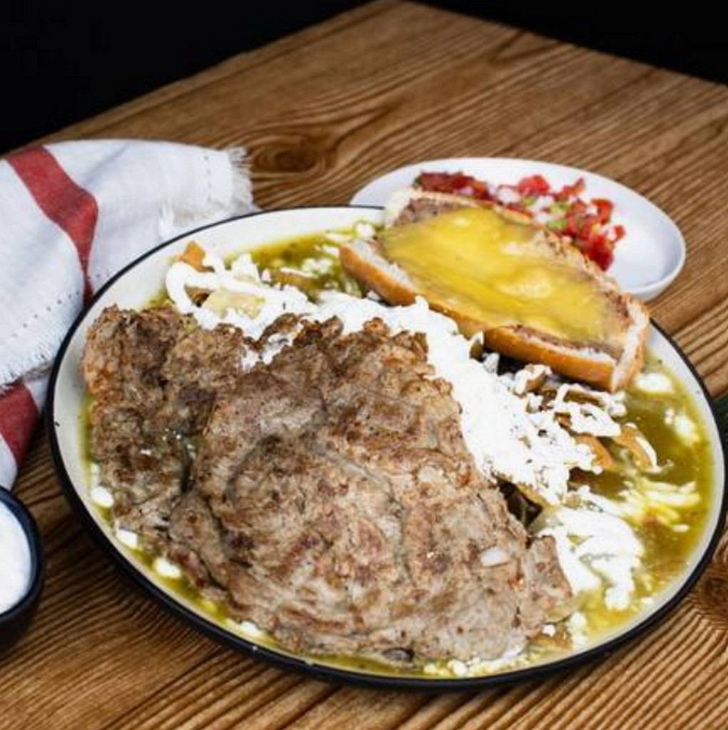Chilaquiles con Bistec Asado, Mollete Gratinado