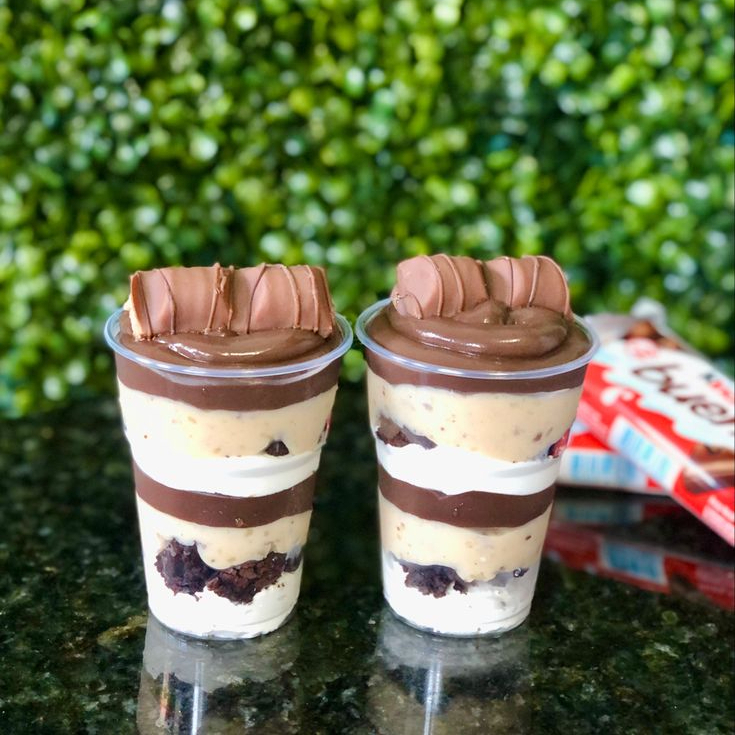 com delicioso creme de nnho, nutella, brownie ,creme bueno e nosso cremoso brigadeiro e finalizado com kinder bueno