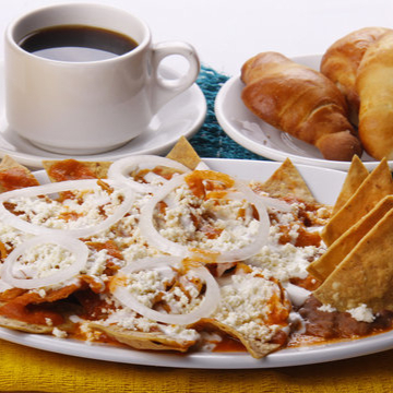 "CHILAQUILES ROJOS "