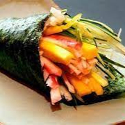 Cone de alga crocante recheado com arroz, kani, pepino, manga Refrescante e saboroso, perfeito para quem ama combinações leves e deliciosas.