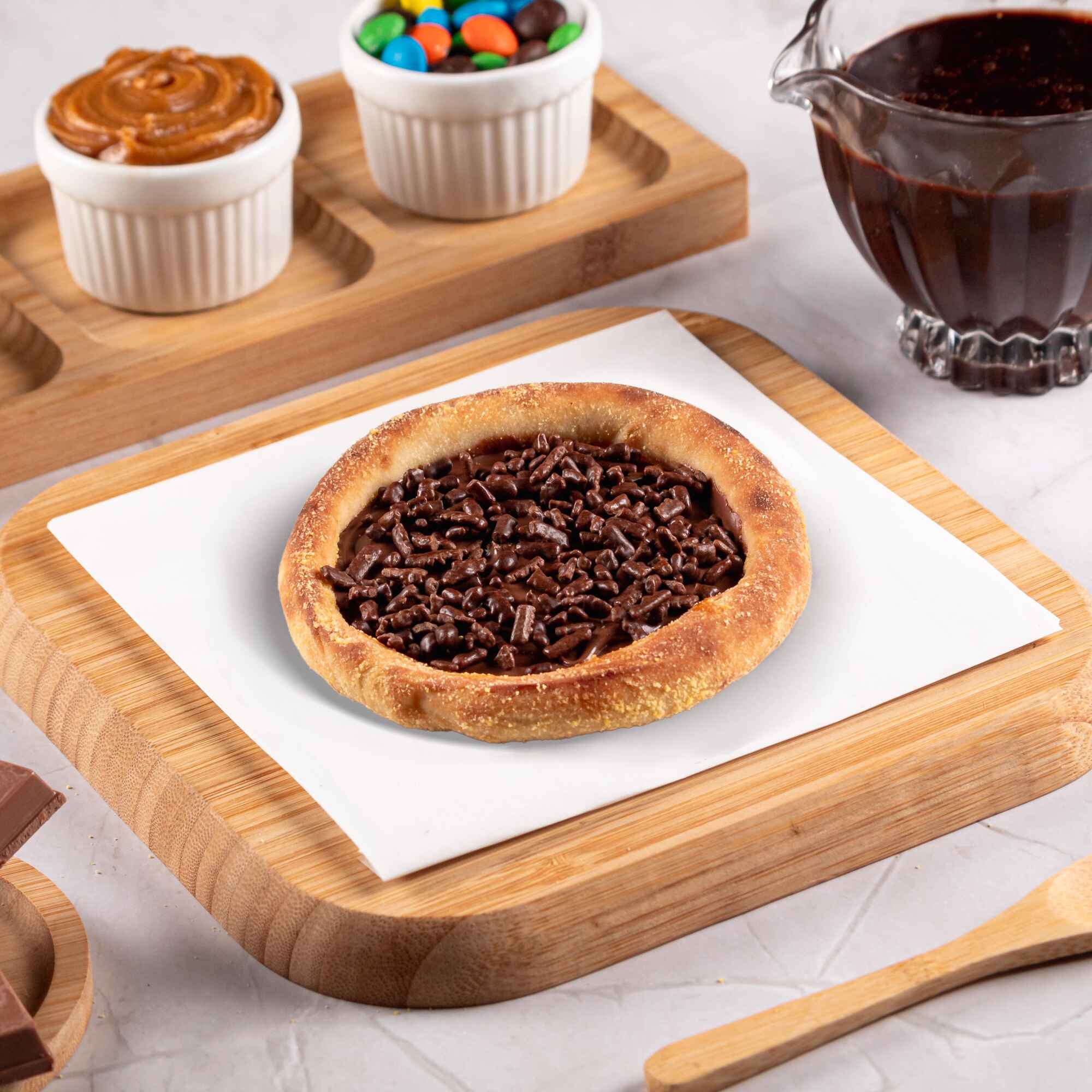 Recheada com chocolate ao leite, coberta com granulado de chocolate, perfeita para os amantes de chocolate