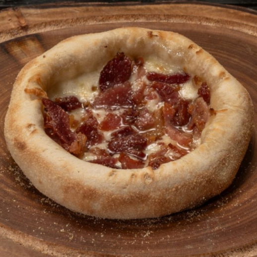 Massa artesanal macia, recheio cremoso de muçarela derretida e bacon premium crocante. Uma combinação que conquista a cada mordida!