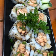 Enroladinho de arroz japonês com gergelim e salmão grelhado com cream cheese