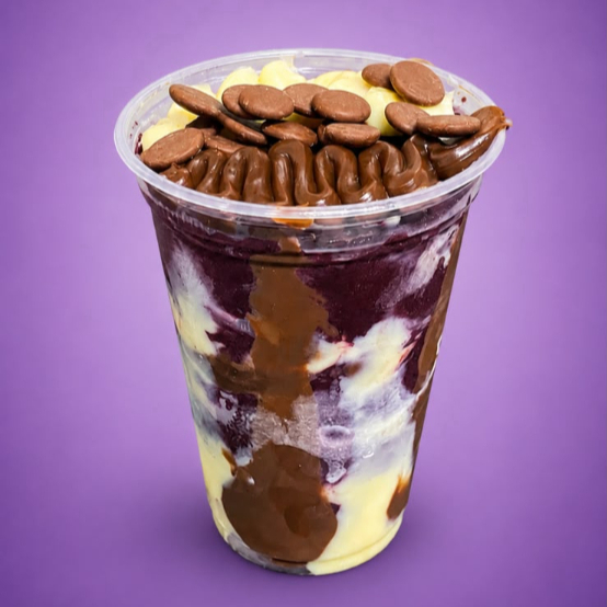 O açaí é composto com camadas intercaladas de creme de Ninho, brigadeiro gourmet e gotas de chocolate nobre (Açaí pronto, sem adição de complementos).