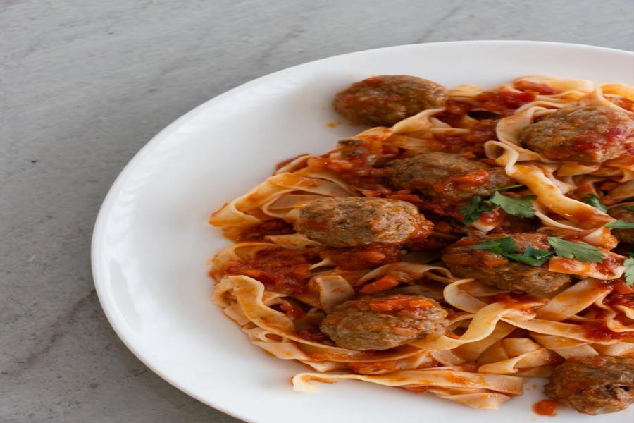 TALLARINES CON ALBONDIGAS
