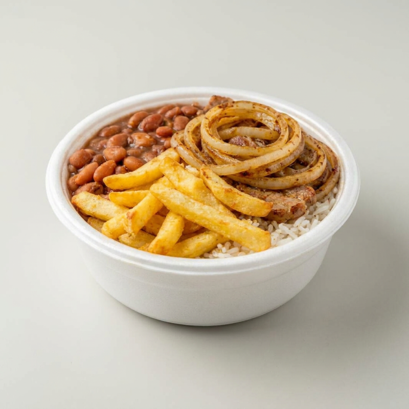 Marmita na medida certa com arroz quentinho, feijão temperado, batata frita crocante e carne de porco suculenta acebolada. Perfeita para o dia a dia. MARMITA P - TAMANHO 500ML