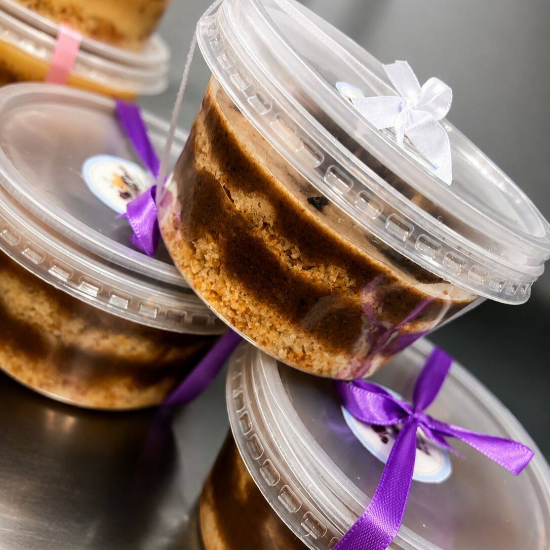 Camadas irresistíveis de massa fofinha e recheio cremoso, preparados artesanalmente para garantir muito sabor em cada colherada.