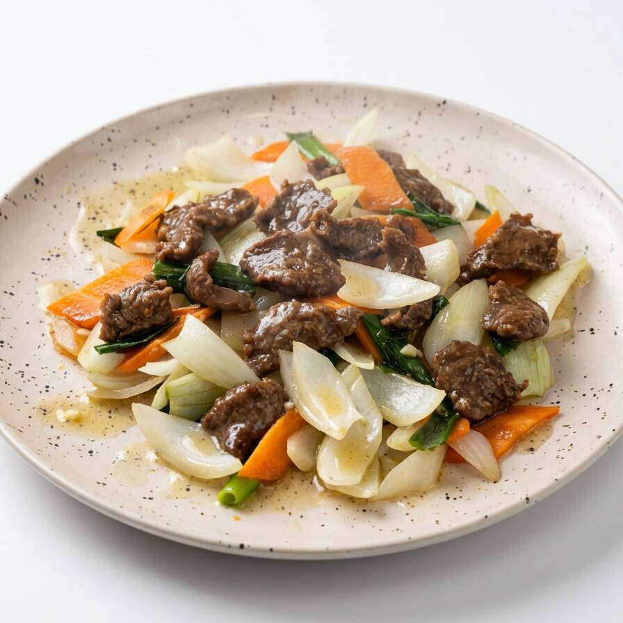 Carne em fatia com cebola, cenoura e cebolinha ao molho de curry