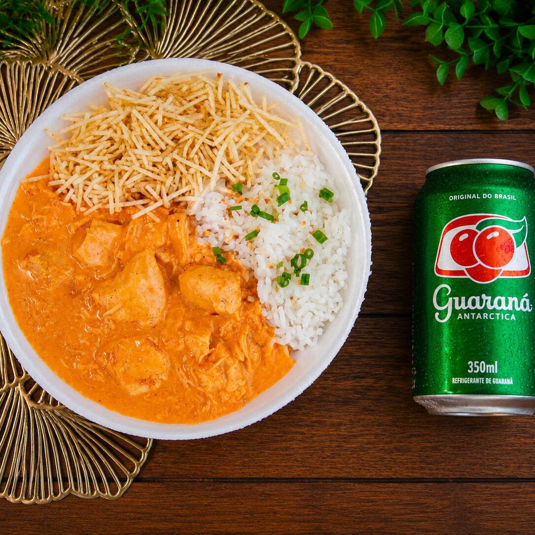 Marmita de Strogonoff de Frango bem cremoso que vai acompanhado com arroz branco e batata palha e com guaraná Antárctica 350ml