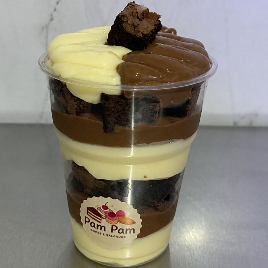 Nosso copo vai com camadas intercaladas do nosso creme de Ninho e creme de chocolate , e pedaços macios do nosso brownie feito com chocolate 50% cacau.