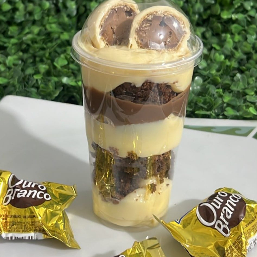 Recheio de brigadeiro branco aerado, camadas de Brawnie, brigadeiro gourmet finalizado com e Ouro Branco.