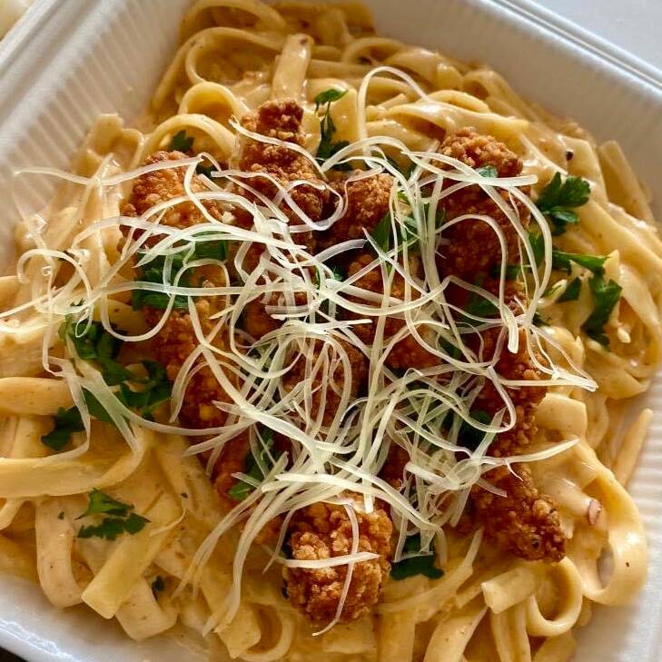 Pasta Chipotle con Pollo Empanizado