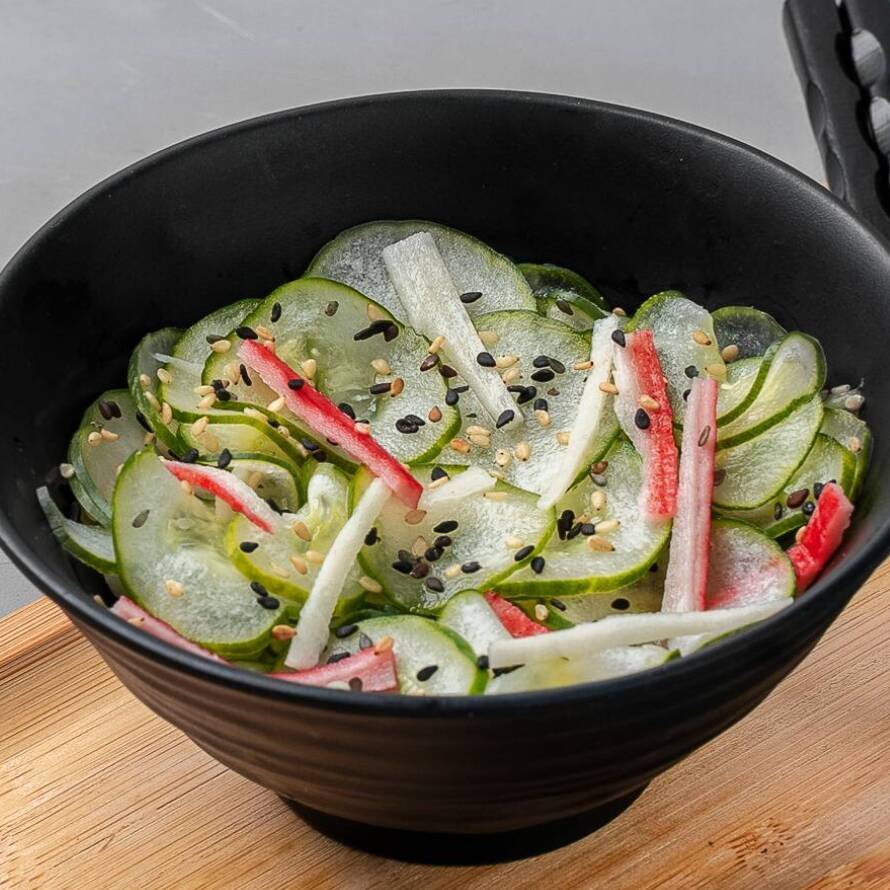Salada de pepino, kani e gergelim. Aprox. 100g.