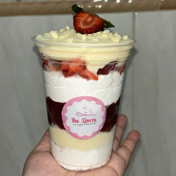 Chantilly,creme de ninho, geleia de morango artesanal,pedaços de morango frescos