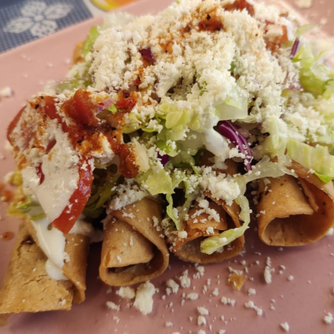 Flautas de Pollo (3 Pz) y Consome del dia (8 Oz)