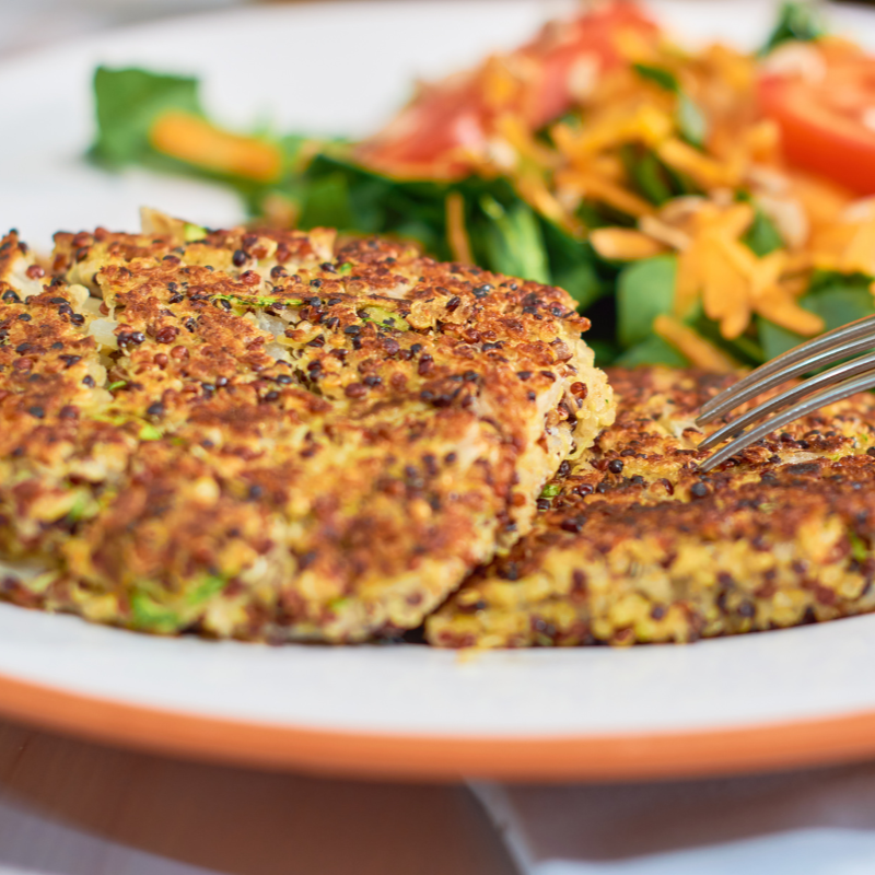 Esse prato é perfeito para quem busca uma opção leve e saudável! Macarrão spaguetti integral regado ao molho pesto, acompanhado de um delicioso e leve hamburguer de quinoa com frango, e legumes salteado. Leve e saudável com um toque especial de sabor!