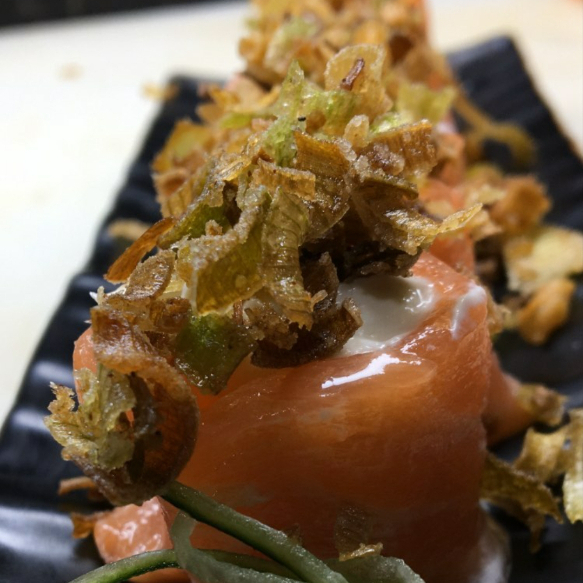 salmão enrolado no cream cheese com Crispy