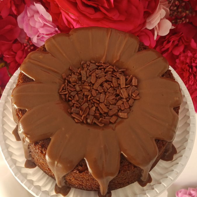 Delicioso bolo de chocolate com cobertura de brigadeiro gourmet, pesa aproximadamente 1kg