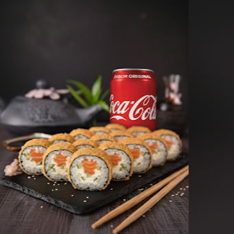Arroz, salmão, cream cheese e nori(alga) frito e empanado na farinha panko.